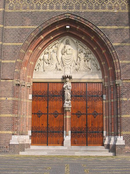 Hoofdingang met St.-Vitusbeeld en timpaan,  RK Sint-Vituskerk Hilversum
